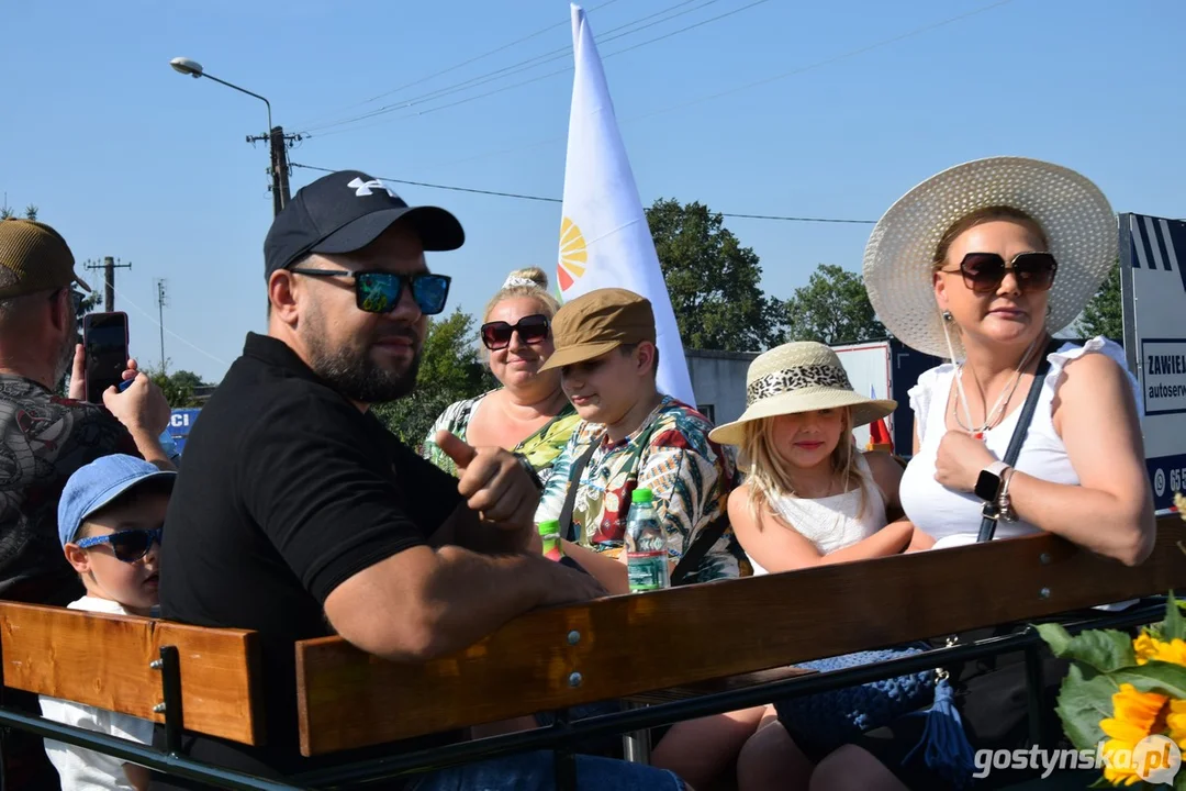 Parada zabytkowych pojazdów na dożynkach powiatowych na Świętej Górze 2025