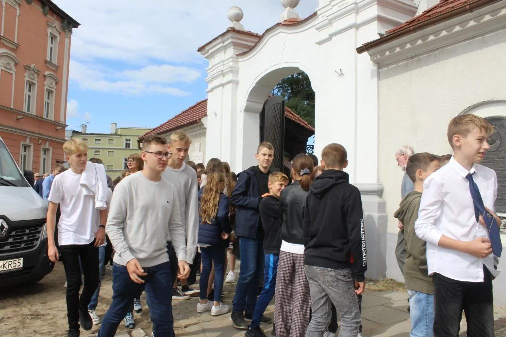 Jarocin. Odsłonięcie tablicy poświęconej kolporterom gazety konspiracyjnej "Dla Ciebie, Polsko" i koncert patriotyczny w JOK-u