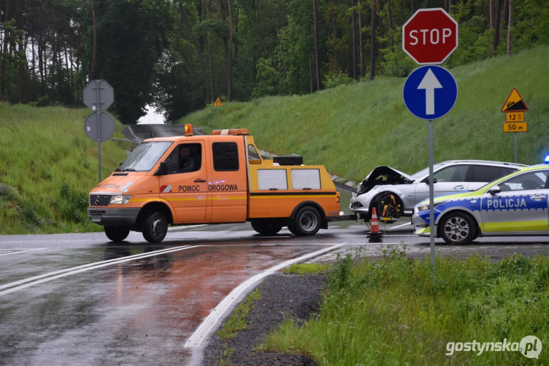 Wypadek na obwodnicy DW434 dla Gostynia, w stronę Krobi. Dwie osoby poszkodowane. Lądował LPR