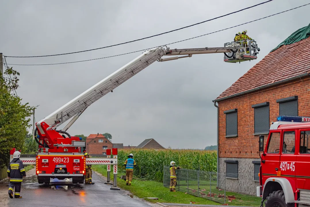 Gwałtowna burza w Krotoszynie i okolicy. Są zerwane dachy, powalone drzewa