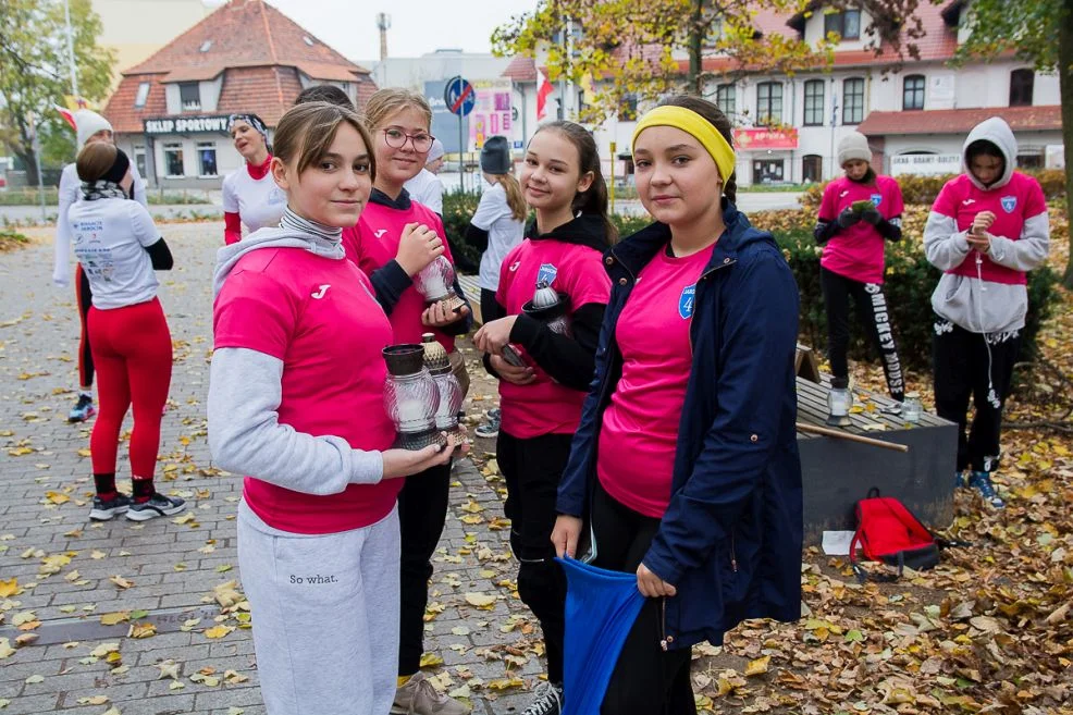 Biegacze Jarocin pobiegli szlakiem pomników poświęconych bohaterom Ziemi Jarocińskiej