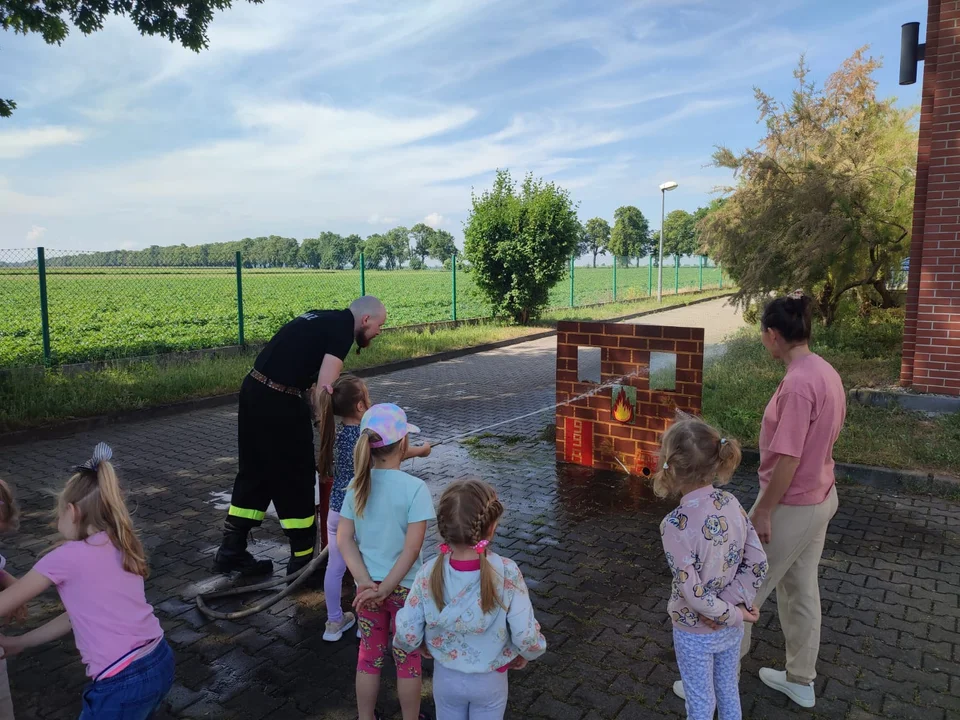Strażacy z OSP Gołuchów spotkali się z przedszkolakami