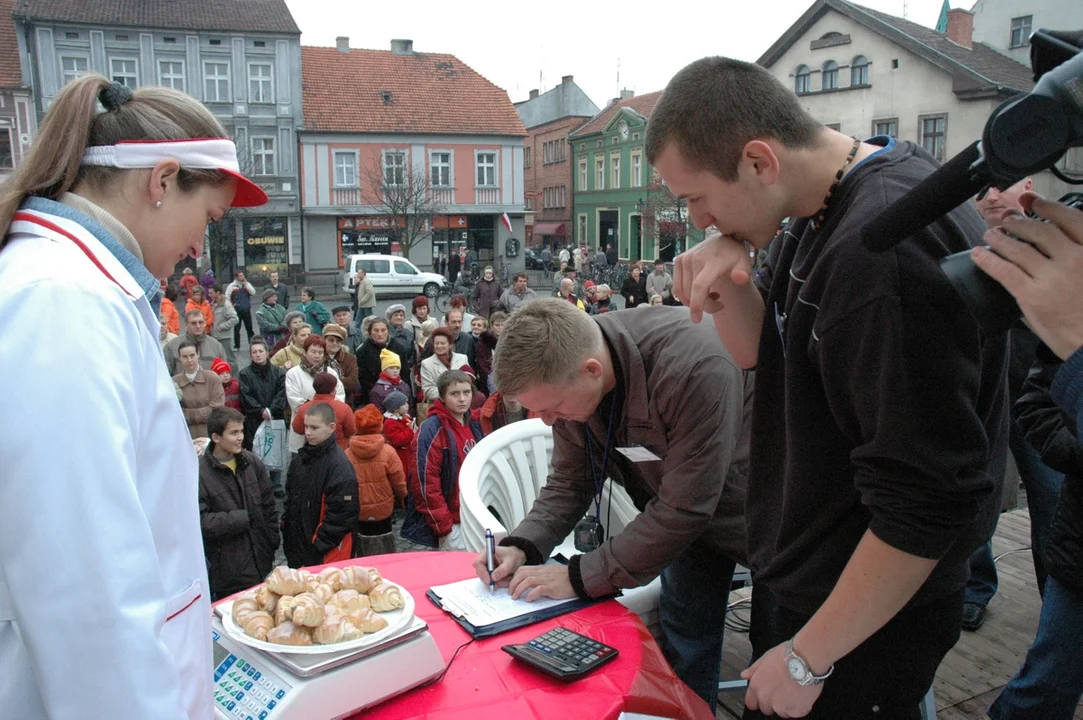 Historyczne Mistrzostwa Polski w Jedzeniu Rogali na czas w Jarocinie. Impreza wraca po latach