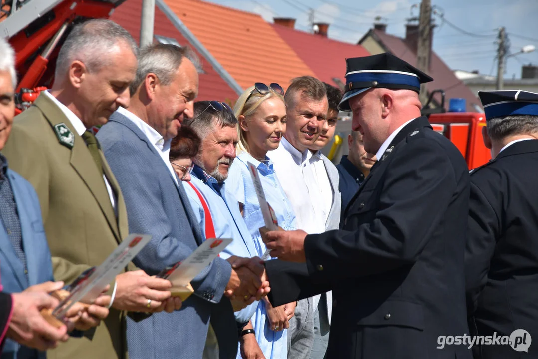 Przekazanie wozu strażackiego dla jednostki OSP w Pogorzeli