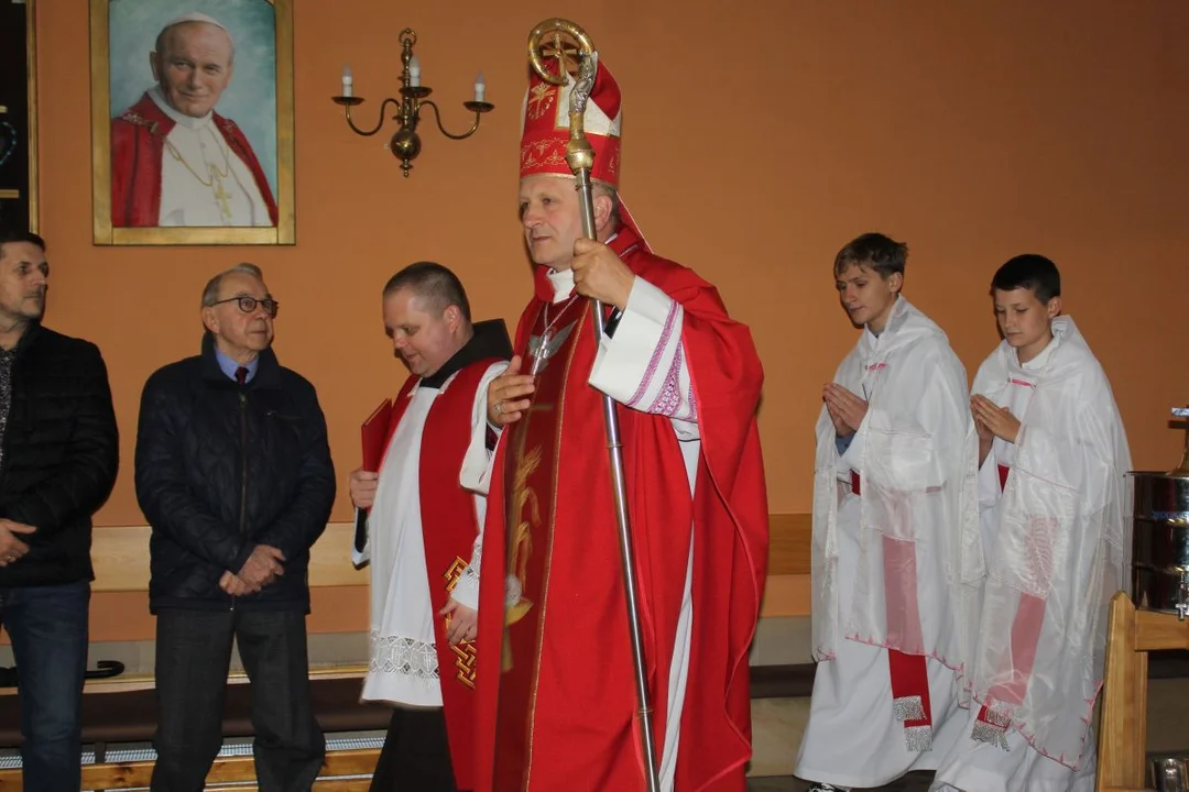Prawie 200 osób przyjęło wczoraj sakrament bierzmowania w parafii św. Antoniego Padewskiego w Jarocinie
