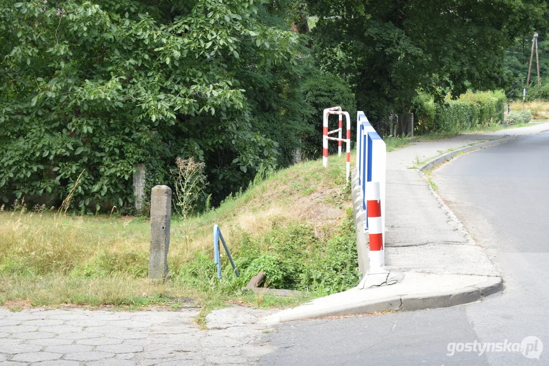 Kierowcy łamią zakaz wjazdu na most przy ul. Dworcowej w Piaskach