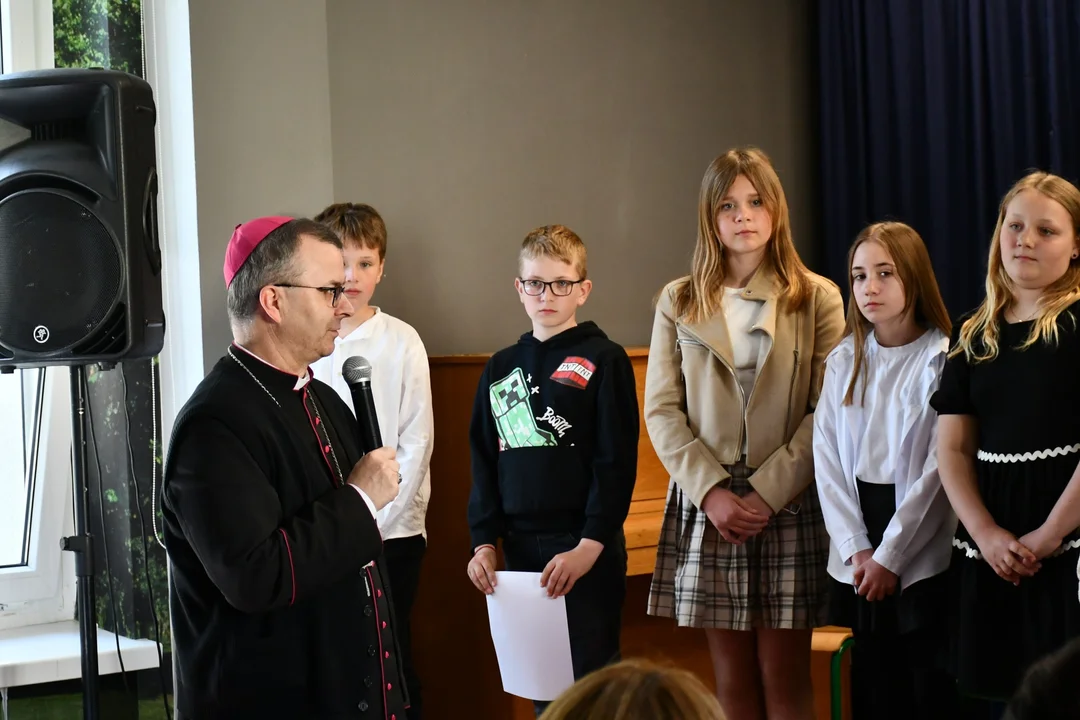 Biskup kaliski odwiedza szkoły i parafie w gminie Dobrzyca