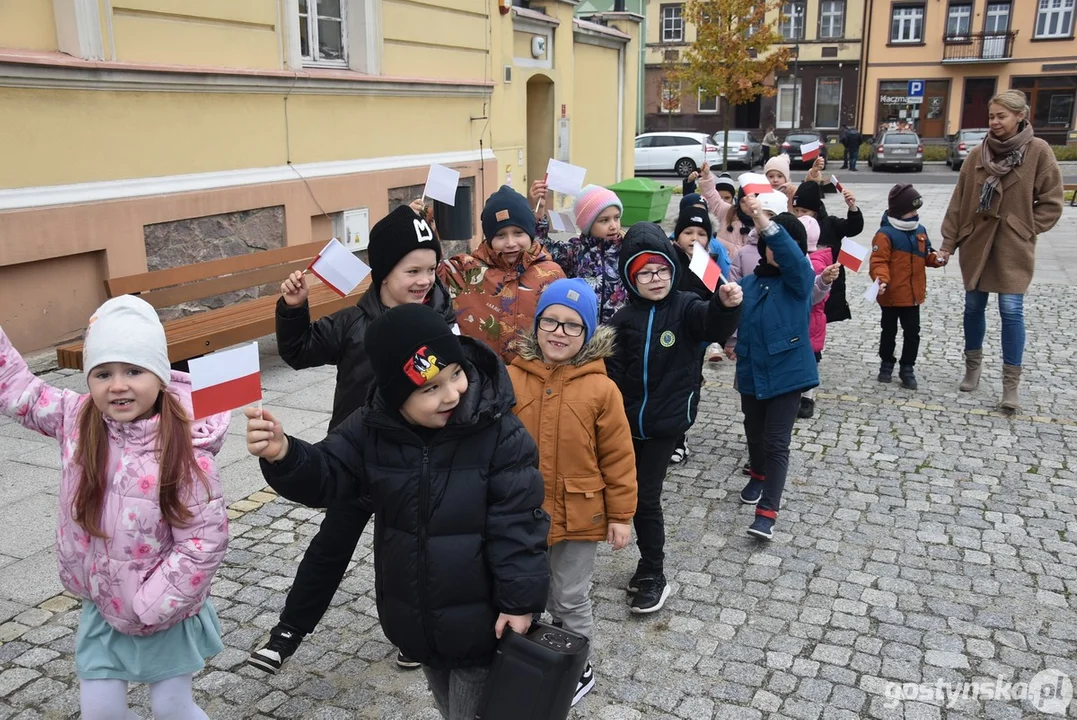 Przemarsz z flagami przedszkolaków z Przedszkola Samorządowego "Pod Świerkami" w Krobi