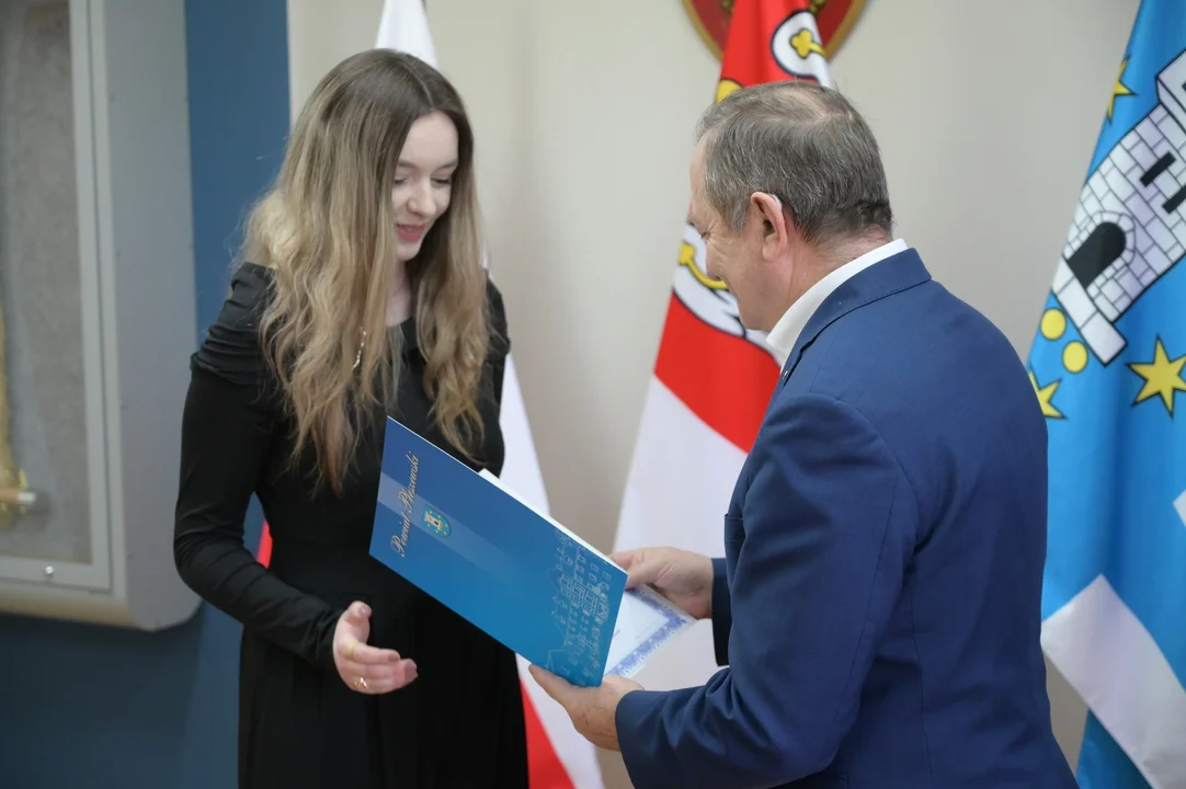 Docenili młodych, zdolnych i ambitnych mieszkańców powiatu. Do kogo trafiły Nagrody Starosty Pleszewskiego? - Zdjęcie główne