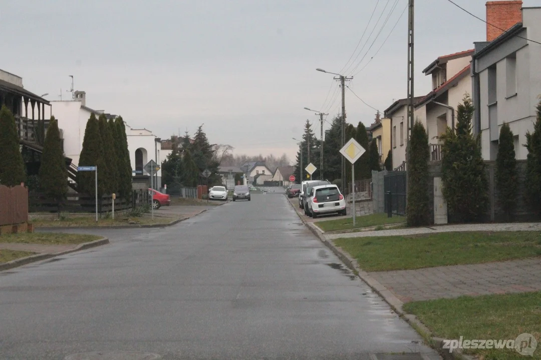 Tu jest niebezpiecznie! - mówią mieszkańcy ul. Wieniawskiego w Pleszewie i proszą o próg zwalniający - Zdjęcie główne