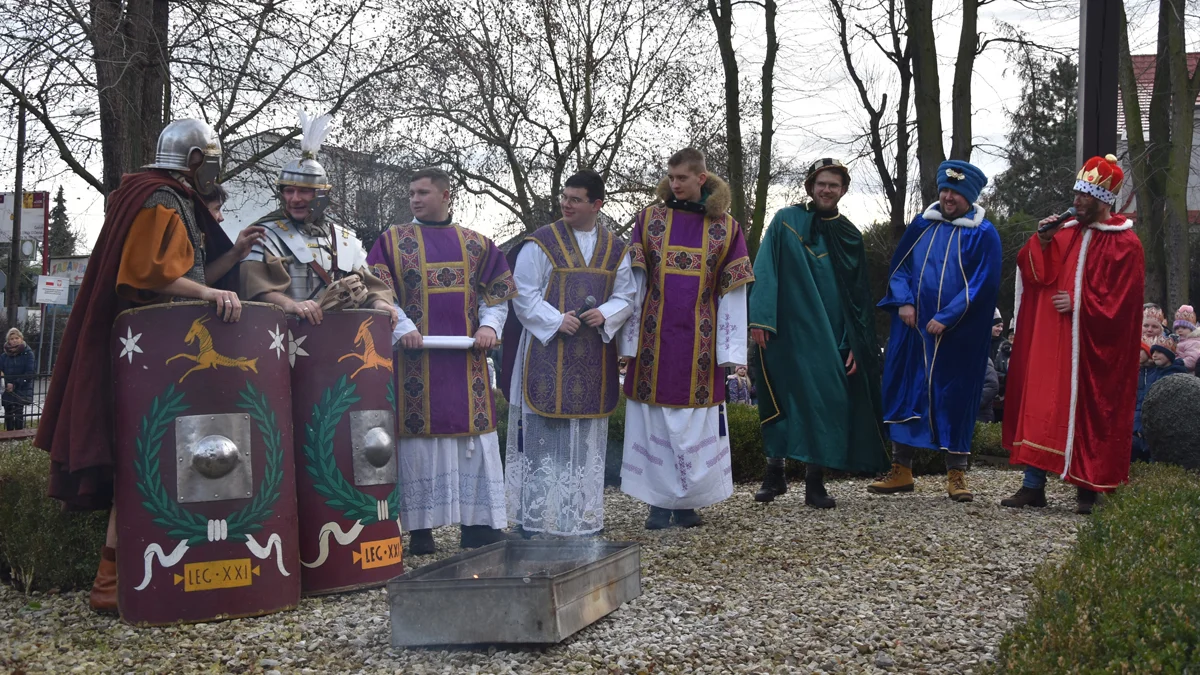 Orszak Trzech Króli w Gostyniu - z kościoła pw. Ducha Świętego do gostyńskiej fary