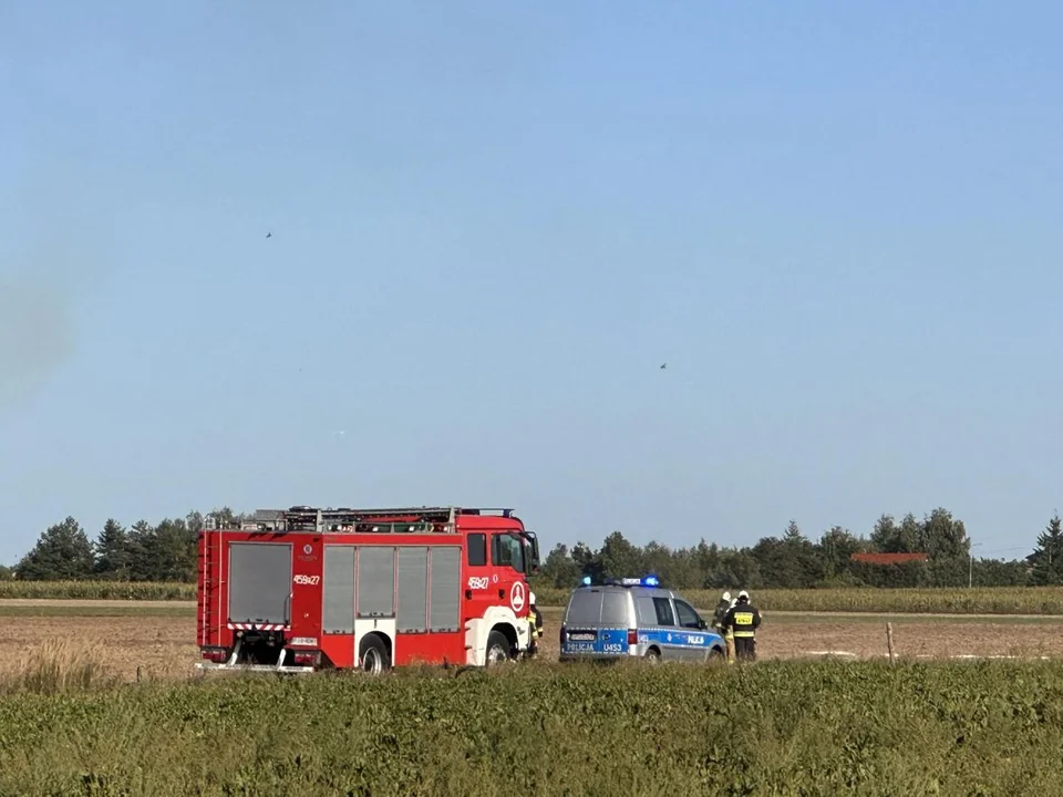 Strażacy z Jarocina, Wilkowyi i Cielczy gaszą pożar balotów słomy