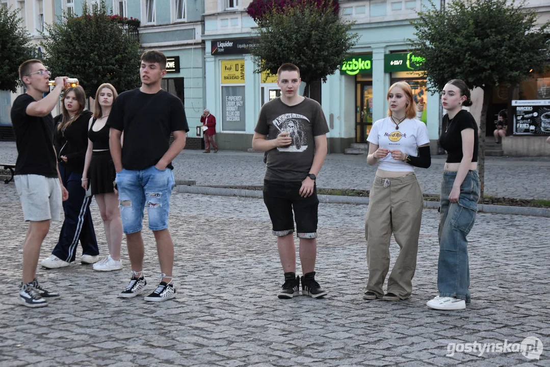 Spektakl teatralny na gostyńskim rynku