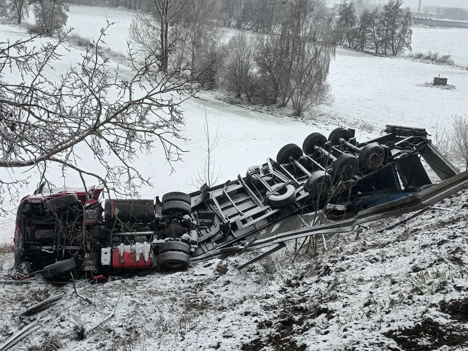 Groźne zdarzenie na DK 11. Ciężarówka uderzyła w barierki i zsunęła się ze skarpy