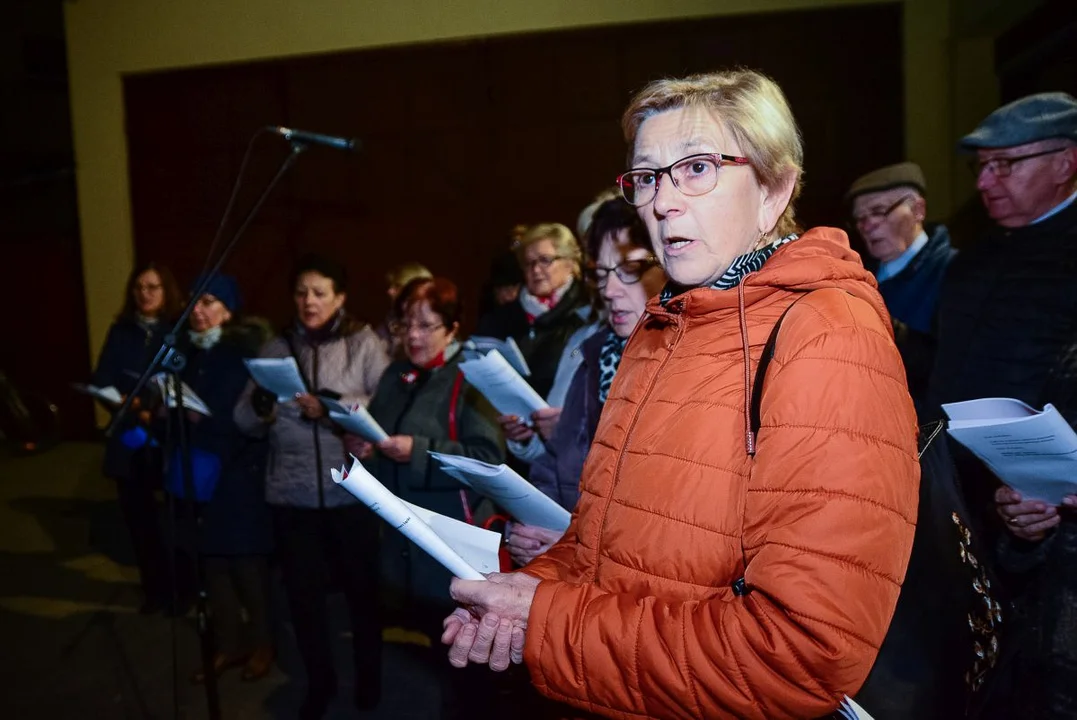 Obchody Święta Niepodległości w Jarocinie. Capstrzyk w parku mjr. Zbigniewa hr. Ostroroga-Gorzeńskiego