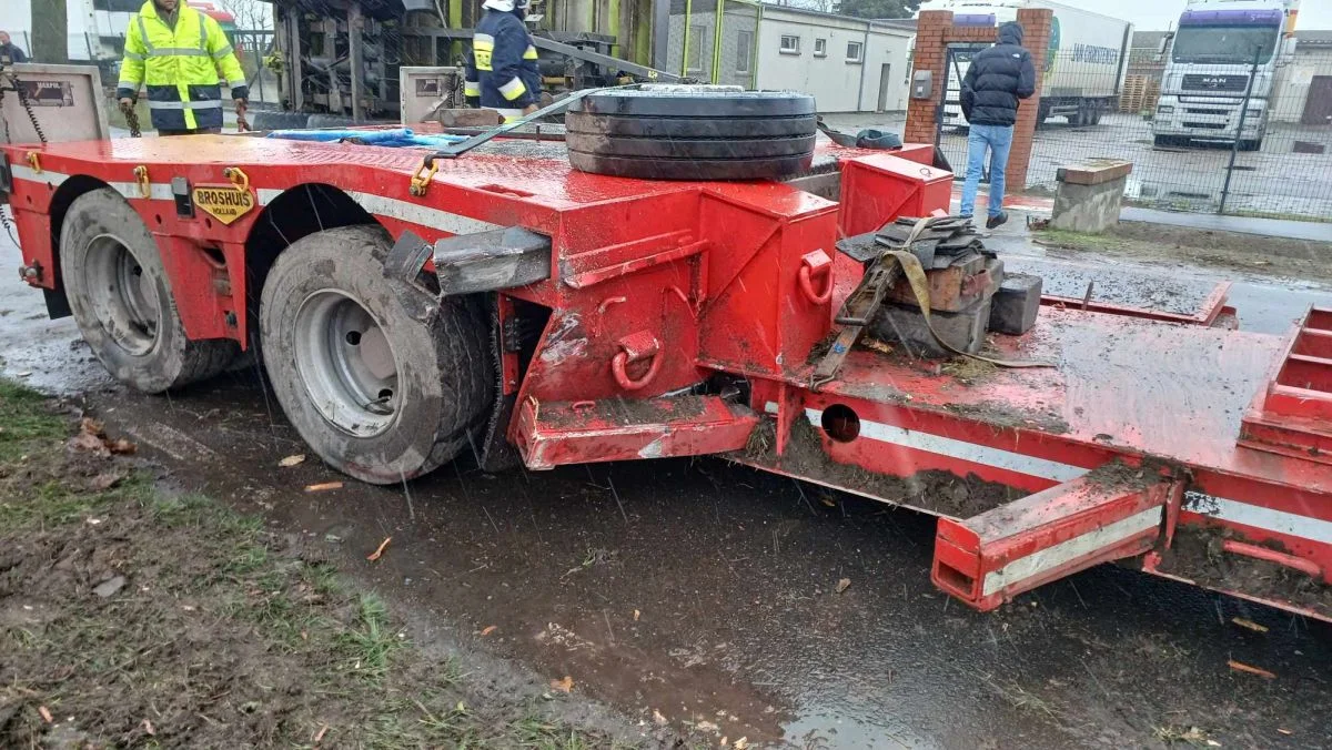 Zdarzenie drogowe na trasie Żerków-Chrzan. Naczepa uderzyła w drzewo