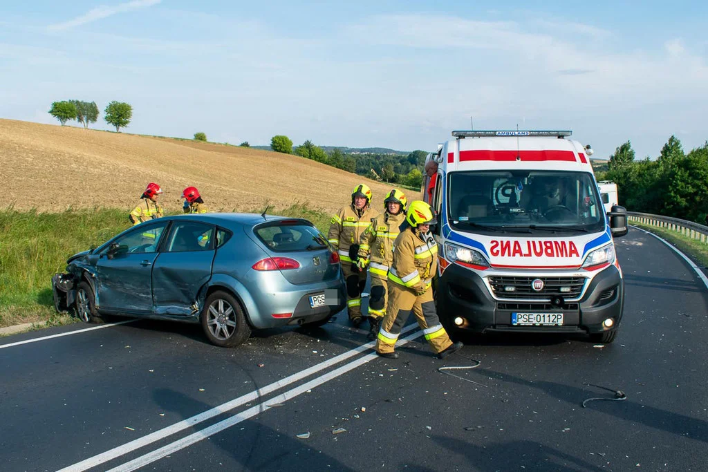 Zderzenie trzech aut na DW 434. Mężczyznę z bólem kręgosłupa zabrano do szpitala - Zdjęcie główne