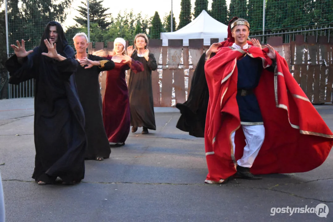 Plenerowy teatr w Piaskach. Niezapomniane przeżycia przy „Zapomnianej historii”, udana zabawa w „Polowanie na motyle”