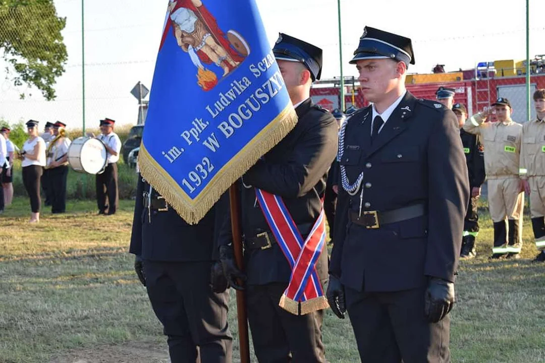 OSP Boguszyn ze sztandarem. Druhowie świętowali - Zdjęcie główne