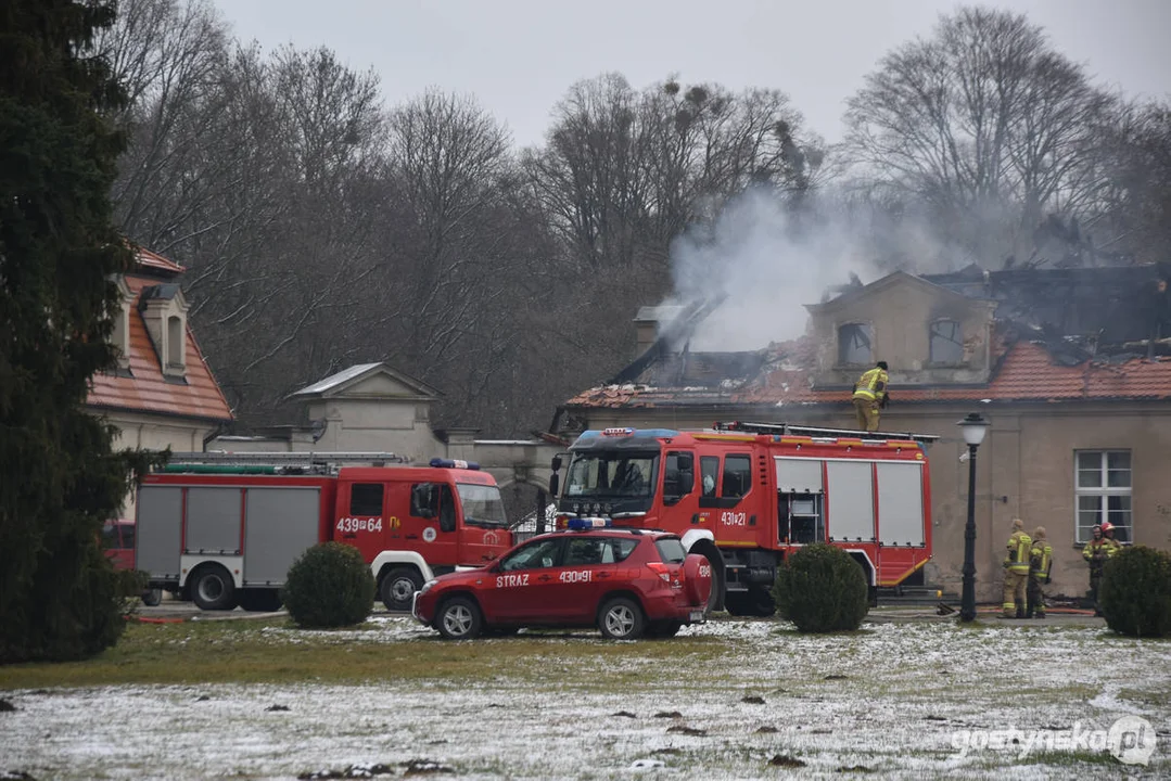 Pożar pałacu w Pępowie. Straż pożarna porządkuje pogorzelisko