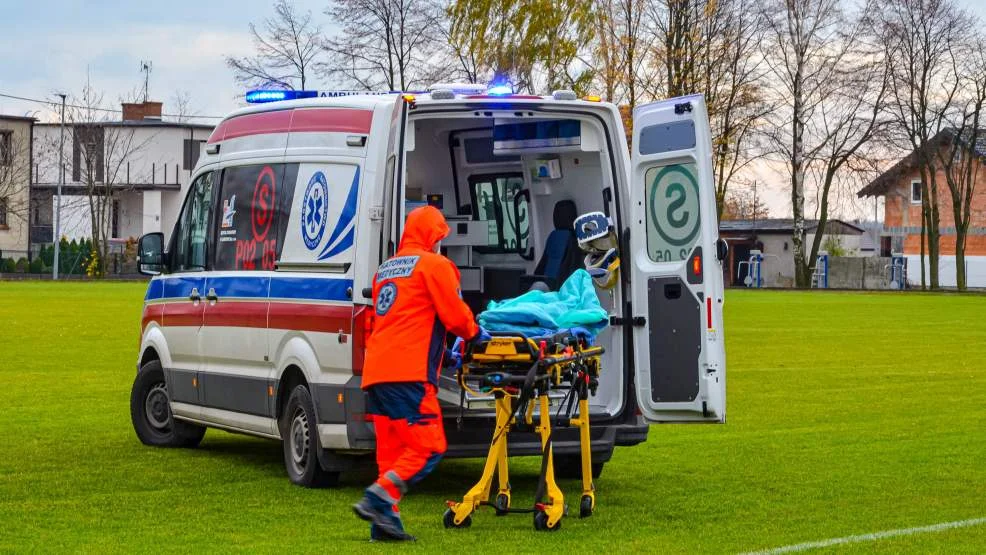 Brakuje ratowników w karetkach jarocińskiego pogotowia. Do pacjentów jeżdżą strażacy