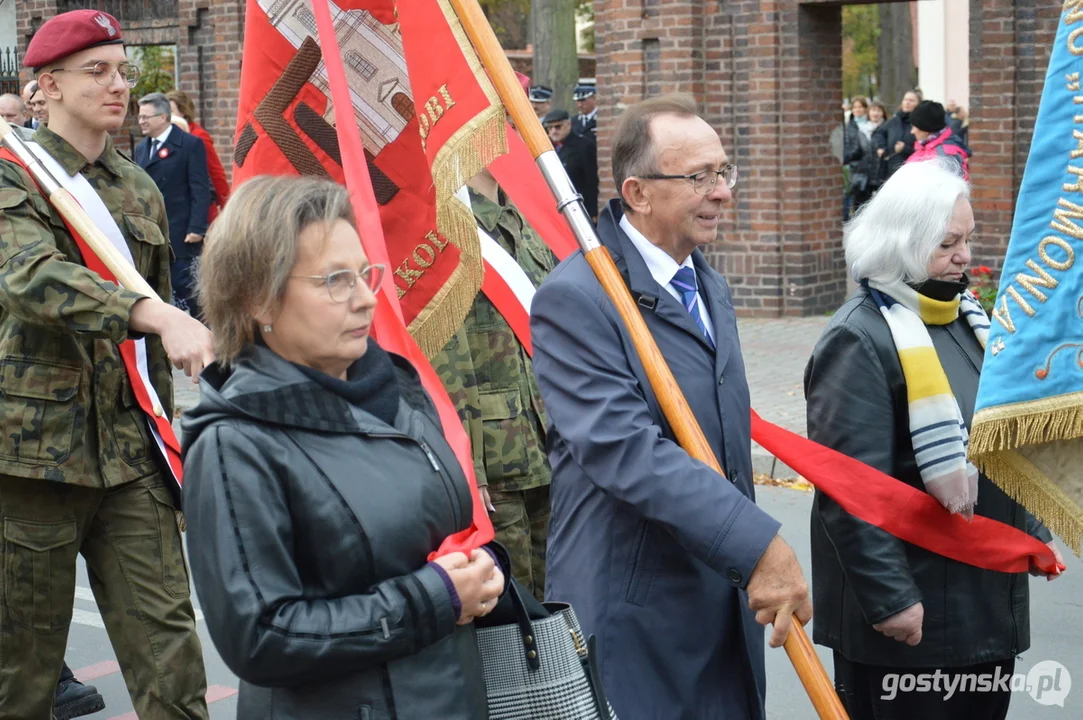 Przemarsz i uroczystości na cmentarzu w dniu 11 listopada w Krobi