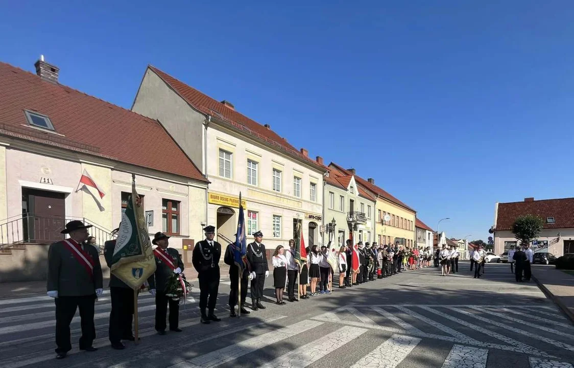 Złożyli kwiaty pod pomnikiem poległych żołnierzy - Zdjęcie główne