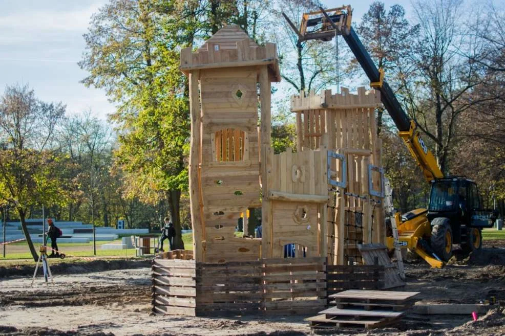 W miejskim parku w Jarocinie powstaje oryginalny plac zabaw - Zdjęcie główne