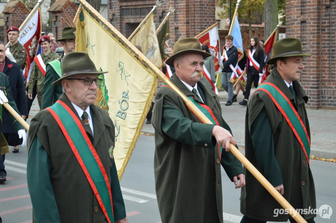 Przemarsz i uroczystości na cmentarzu w dniu 11 listopada w Krobi