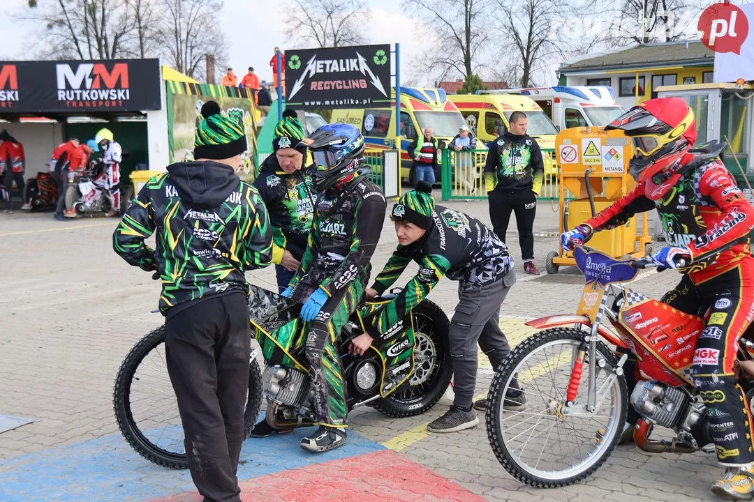 Kolejarz wygrywa na inaugurację.