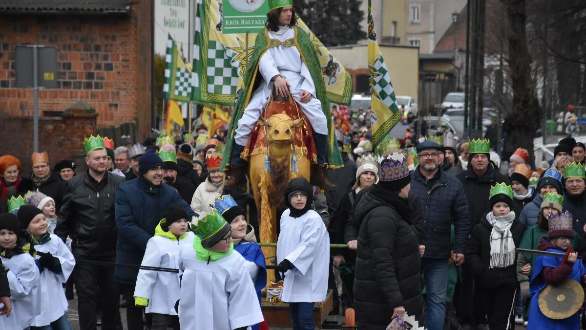 Orszak Trzech Króli 2025 w Krobi. Królów i wiernych do Dzieciątka zaprowadził "Florek" - Zdjęcie główne