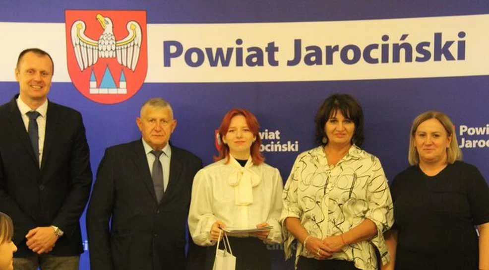 Najlepsi maturzyści ze szkół powiatu jarocińskiego nagrodzeni przez starostę