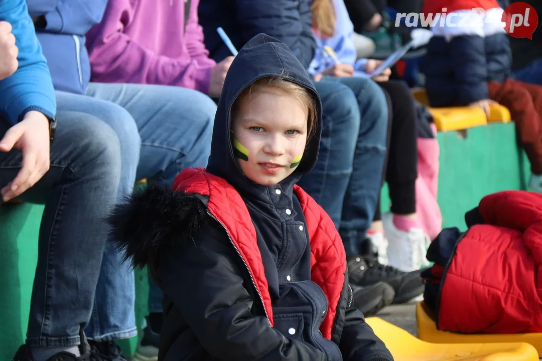 Kibice Kolejarza Rawicz podczas inauguracji sezonu w Rawiczu.