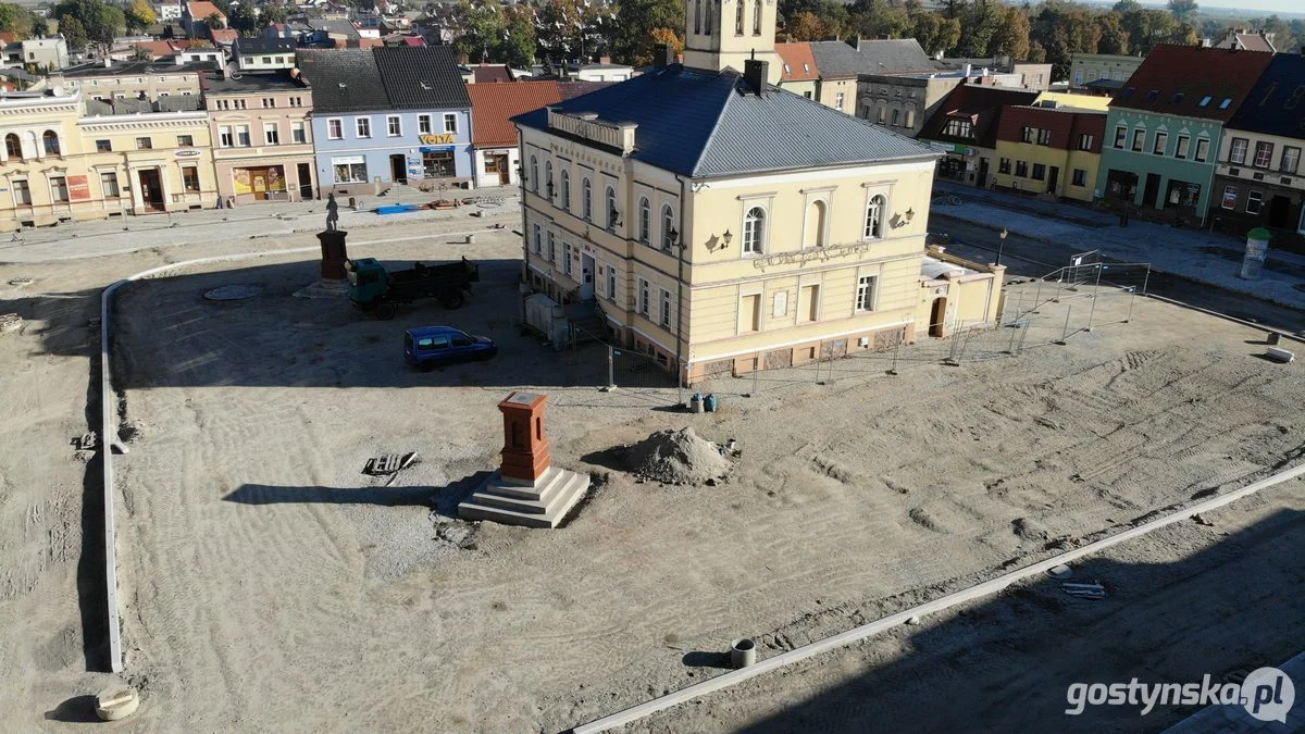 Przebudowa rynku w Krobi. Co się dzieje na placu budowy po zerwaniu umowy z wykonawcą