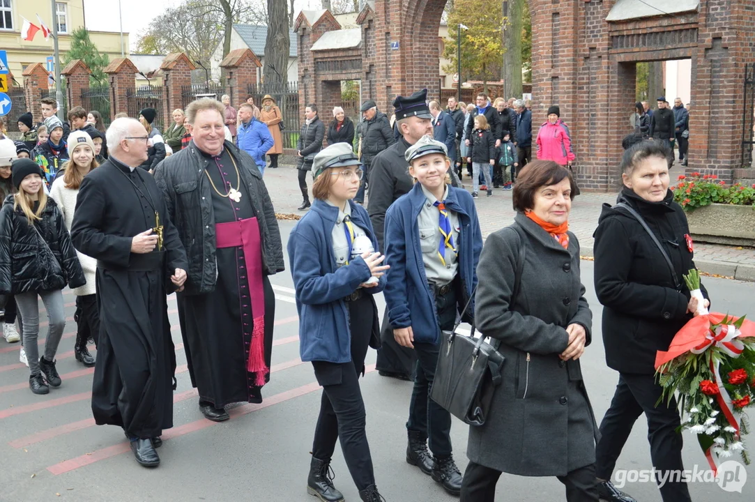 Przemarsz i uroczystości na cmentarzu w dniu 11 listopada w Krobi