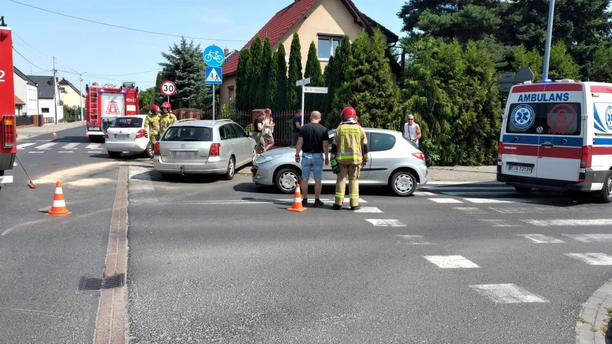 Zderzenie trzech pojazdów w Jarocinie - Zdjęcie główne