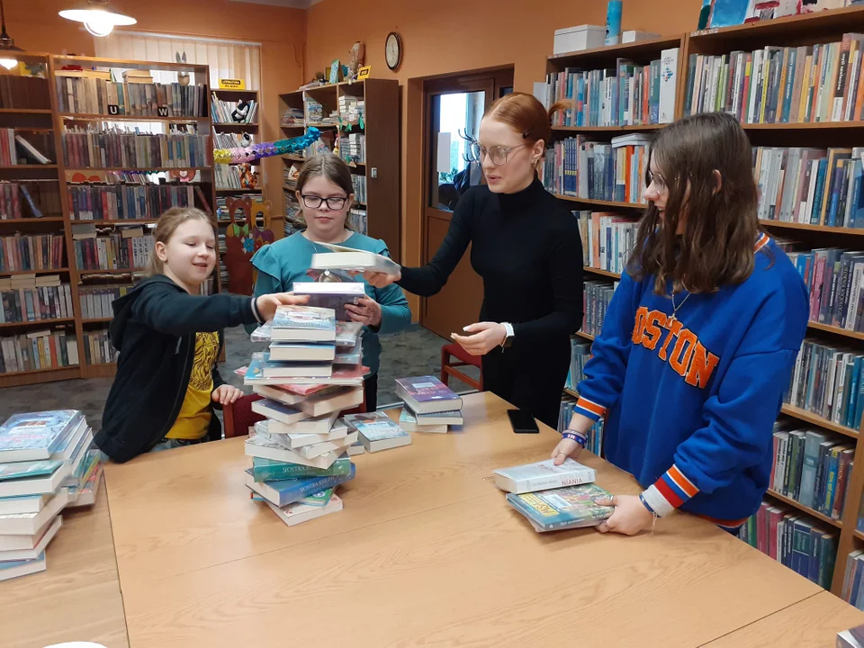 Wolontariusze w bibliotece w Pakosławiu. Pomagali owijać książki - Zdjęcie główne