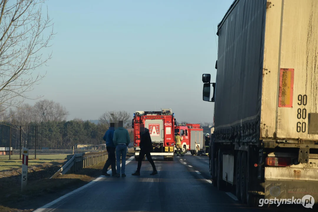 Wypadek na DW434 Gostyń - Poznań. Zderzyły się trzy samochody