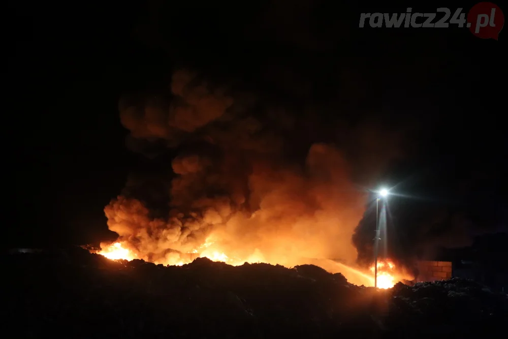 Pożar odpadów na terenie jednej z rawickich firm