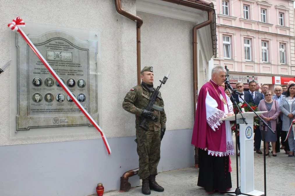 Jarocin. Odsłonięcie tablicy poświęconej kolporterom gazety konspiracyjnej "Dla Ciebie, Polsko" i koncert patriotyczny w JOK-u