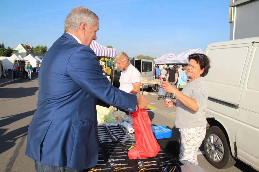 Kandydaci na posłów Nowej Lewicy na jarocińskim targowisku