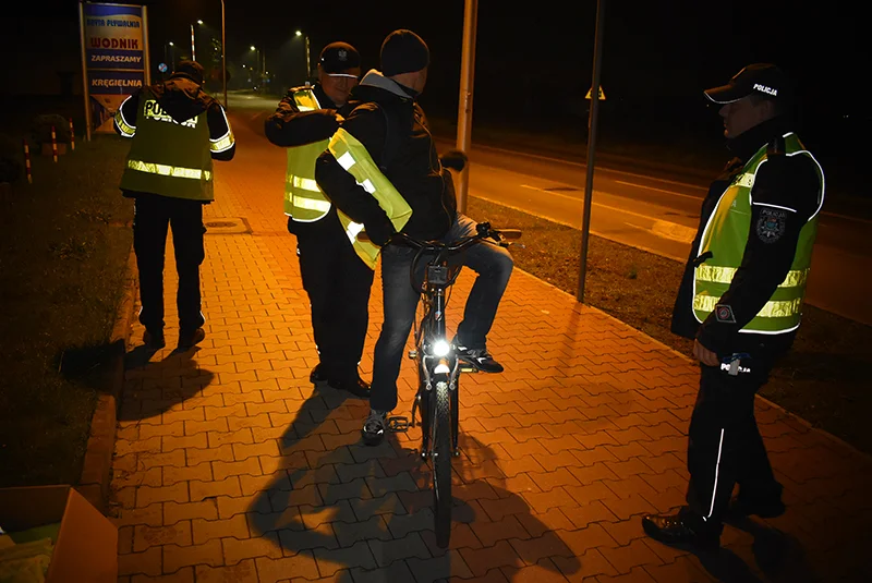 Krotoszyn. Policjanci dawali rowerzystom kamizelki