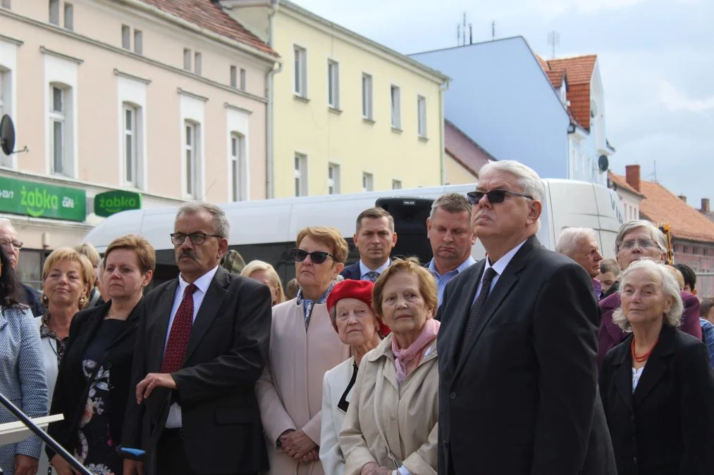 Jarocin. Odsłonięcie tablicy poświęconej kolporterom gazety konspiracyjnej "Dla Ciebie, Polsko" i koncert patriotyczny w JOK-u