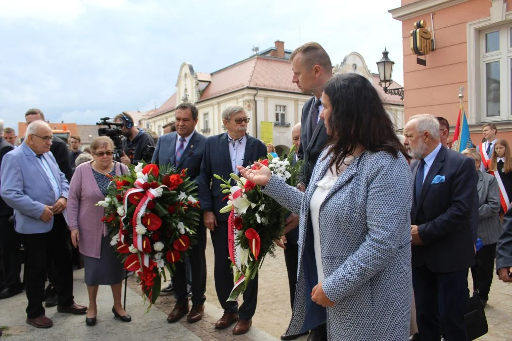 Jarocin. Odsłonięcie tablicy poświęconej kolporterom gazety konspiracyjnej "Dla Ciebie, Polsko" i koncert patriotyczny w JOK-u