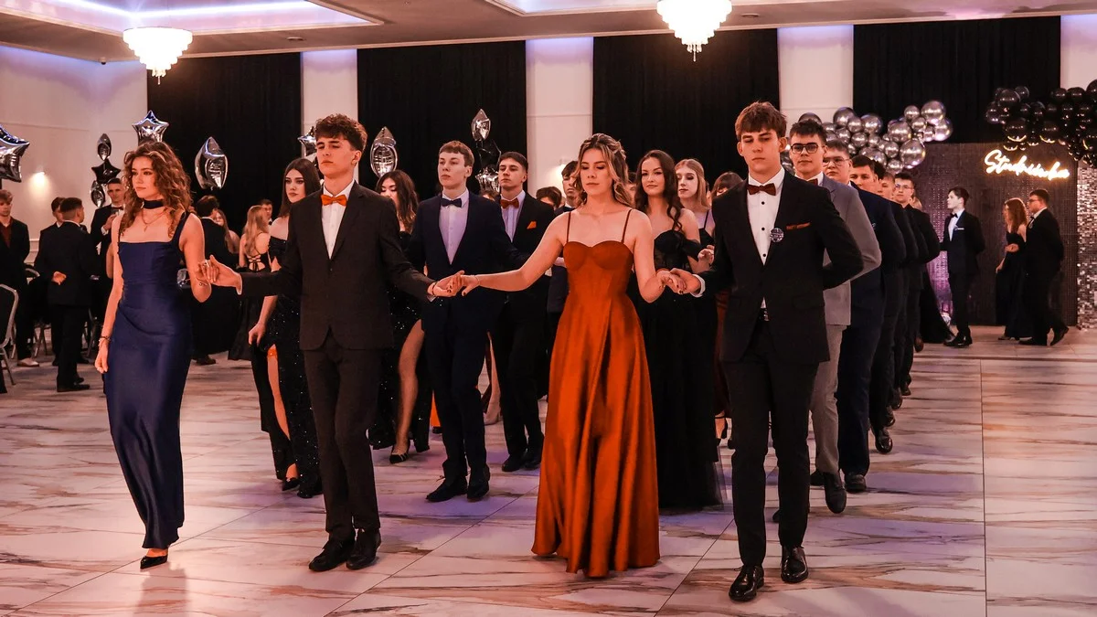 Studniówka Zespołu Szkół w Miejskiej Górce. "Niech to będzie bal waszych marzeń" [ZDJĘCIA, FILM] - Zdjęcie główne