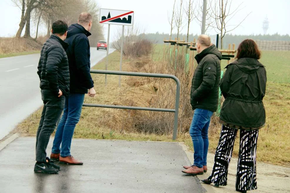 Władze powiatu sprawdzały, jak wygląda sytuacja na drogach, przy których mają powstać nowe ścieżki rowerowe w gminie Żerków