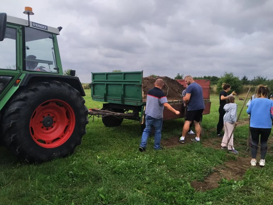 Porządki w Rusku. Najpierw wysprzątali boisko, a potem zagrali mecz