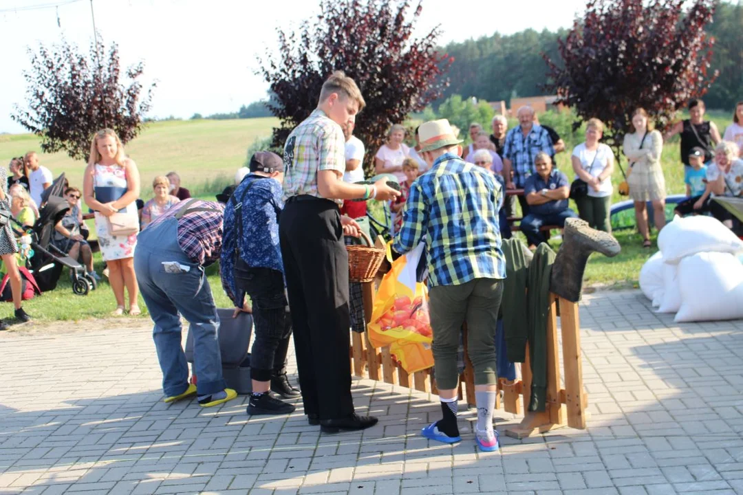 Tłumy na dożynkach wiejskich w Twardowie