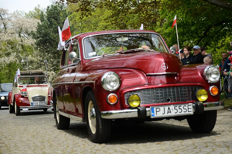 Wystawa zabytkowych pojazdów w Jarocinie z okazji Święta Flagi