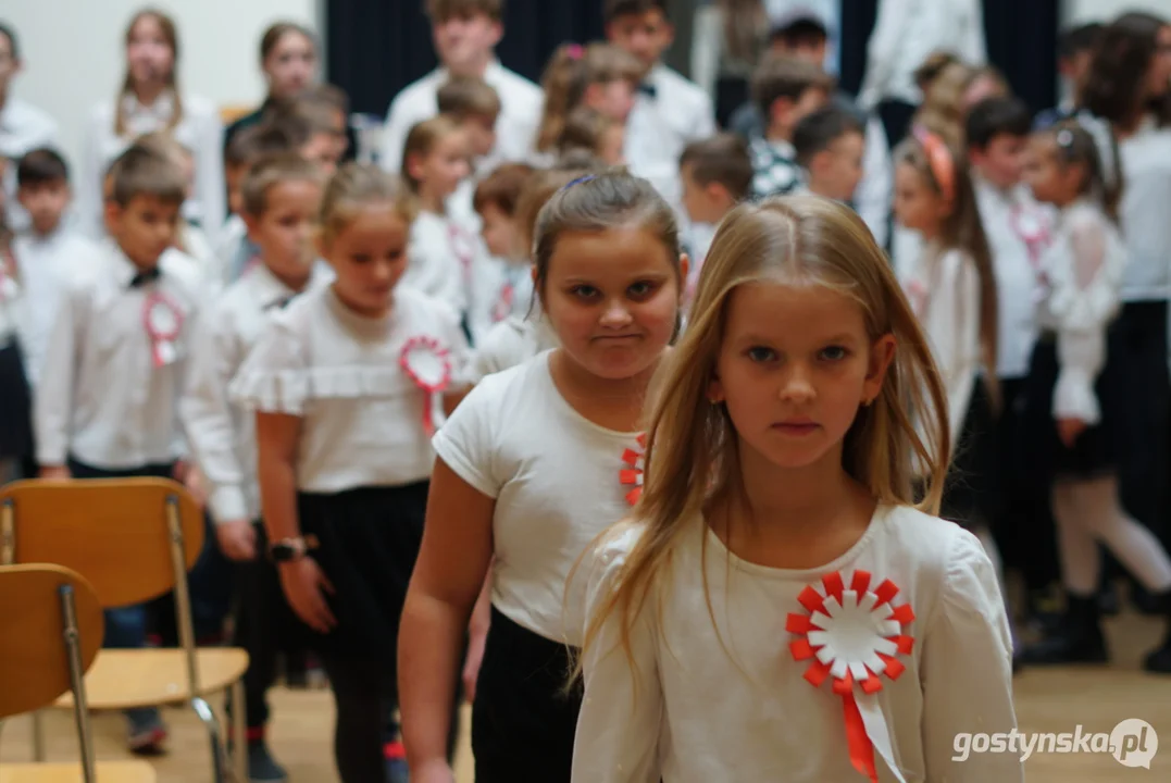 Patriotycznie w Szkole Podstawowej z Oddziałami Integracyjnymi im. M. Kopernika w Piaskach